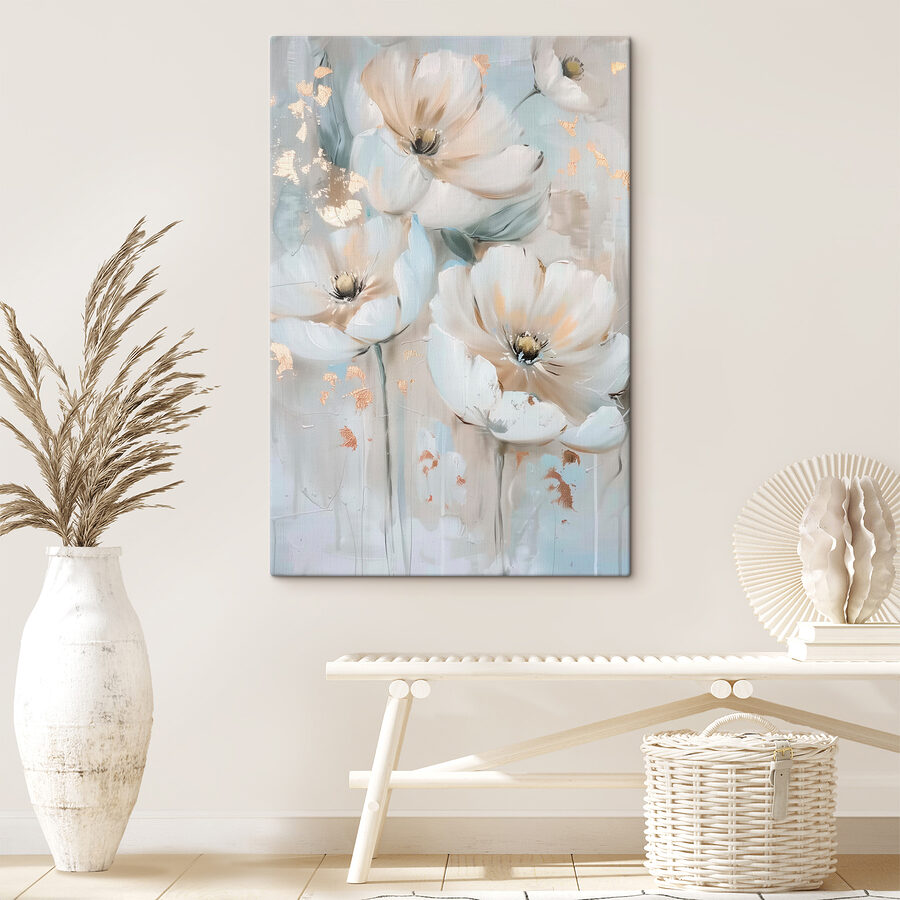 Een schilderij van bloemen op een muur