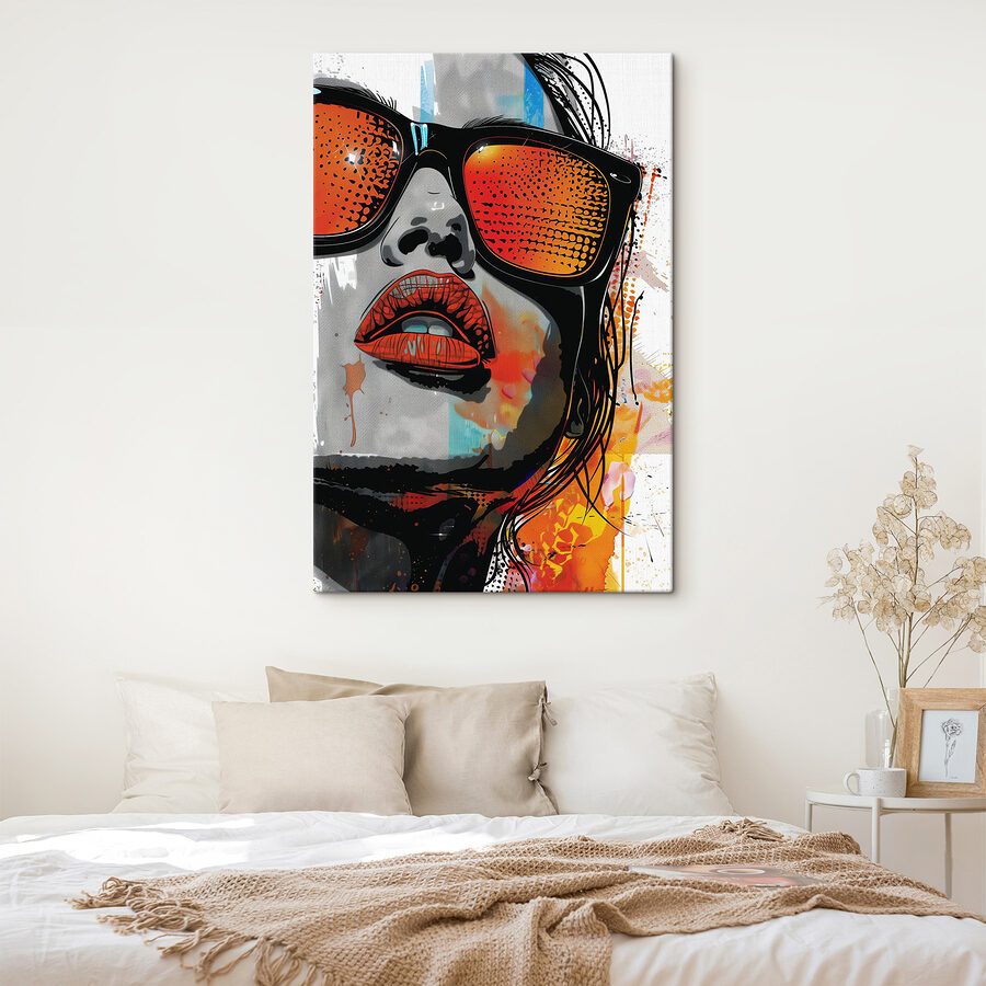 Een vrouw met zonnebril en lippen