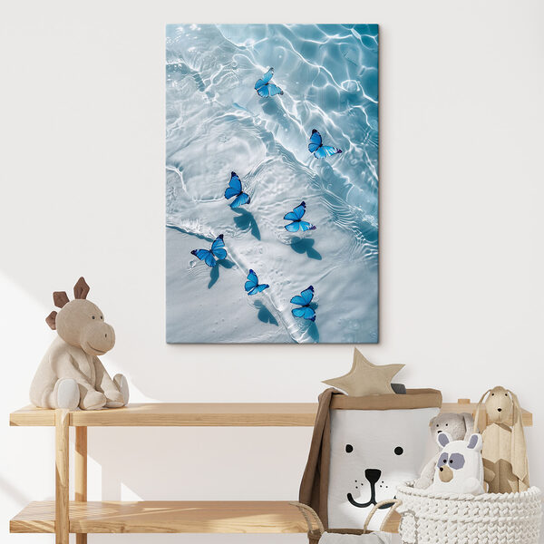 Een groep blauwe vlinders drijvend op water Een groep blauwe vlinders drijvend op water