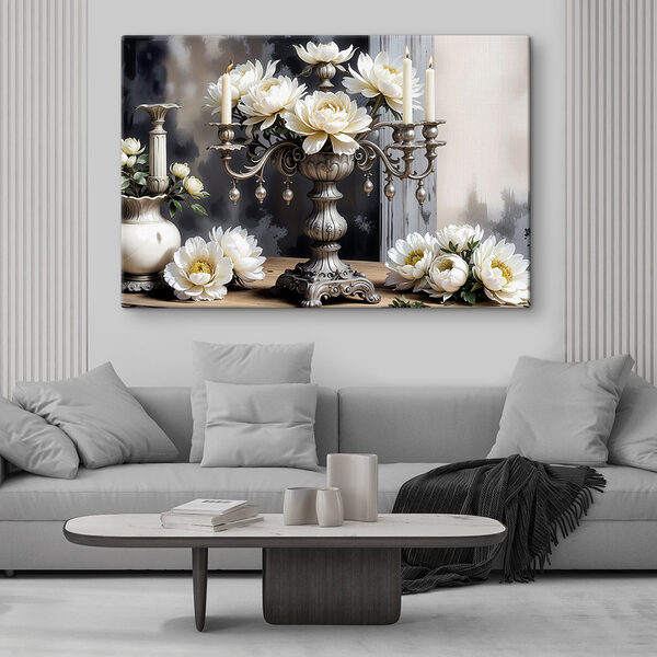 Een zilveren kandelaar met witte bloemen Een zilveren kandelaar met witte bloemen