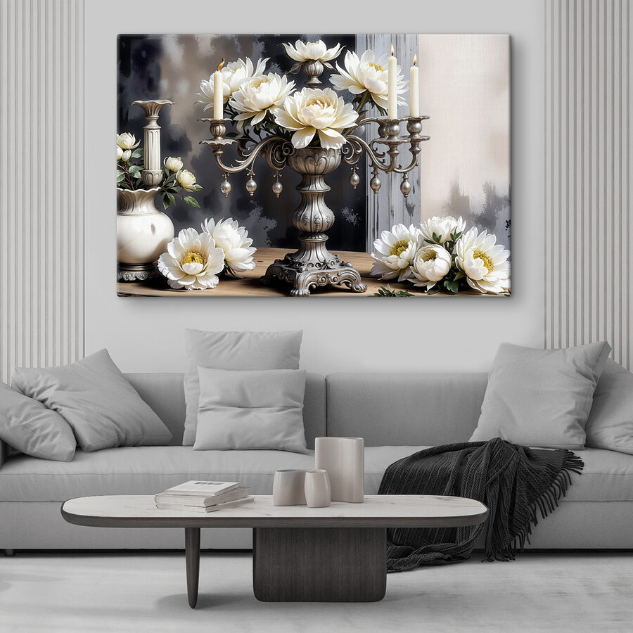 Een zilveren kandelaar met witte bloemen Een zilveren kandelaar met witte bloemen