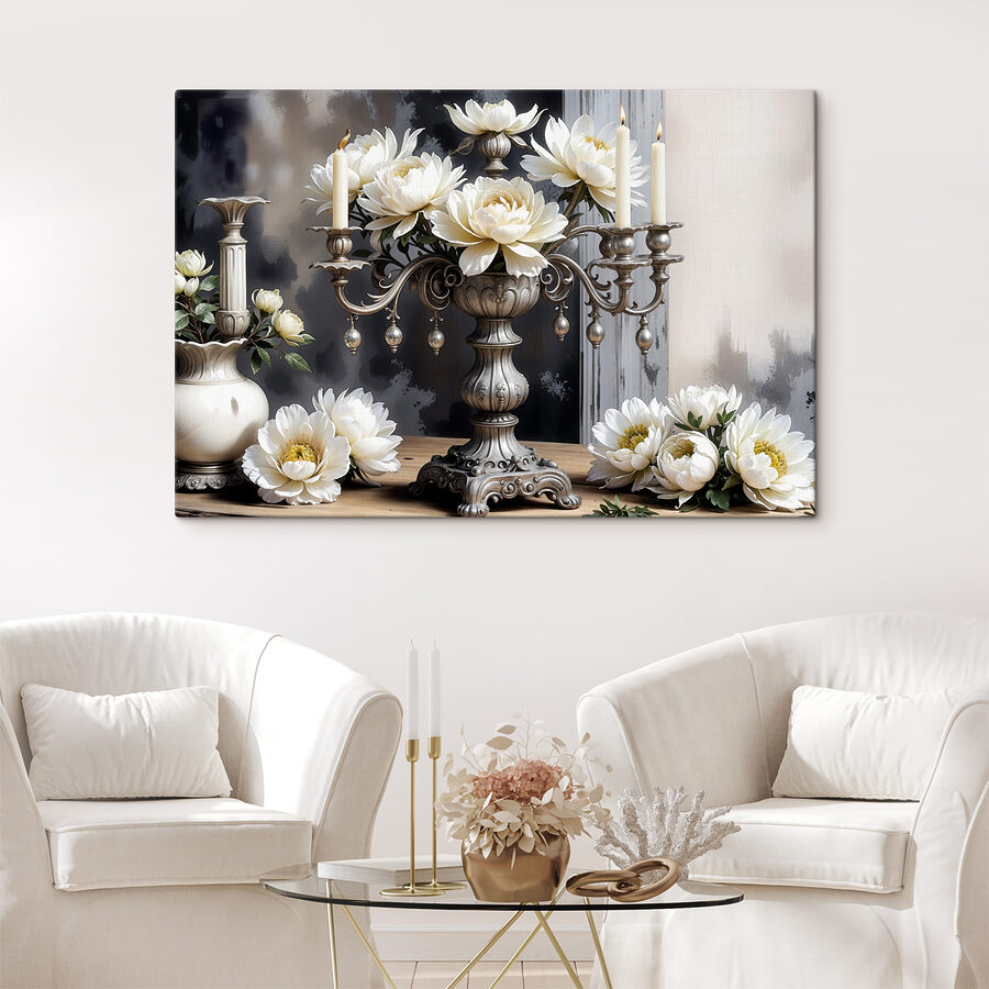 Een zilveren kandelaar met witte bloemen Een zilveren kandelaar met witte bloemen