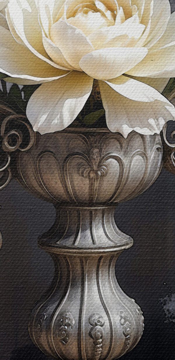 Een zilveren kandelaar met witte bloemen Een zilveren kandelaar met witte bloemen