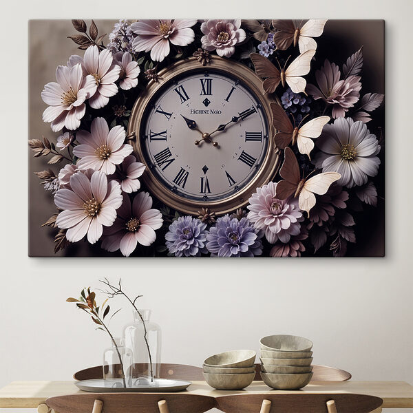 Klok omringd door bloemen Klok omringd door bloemen