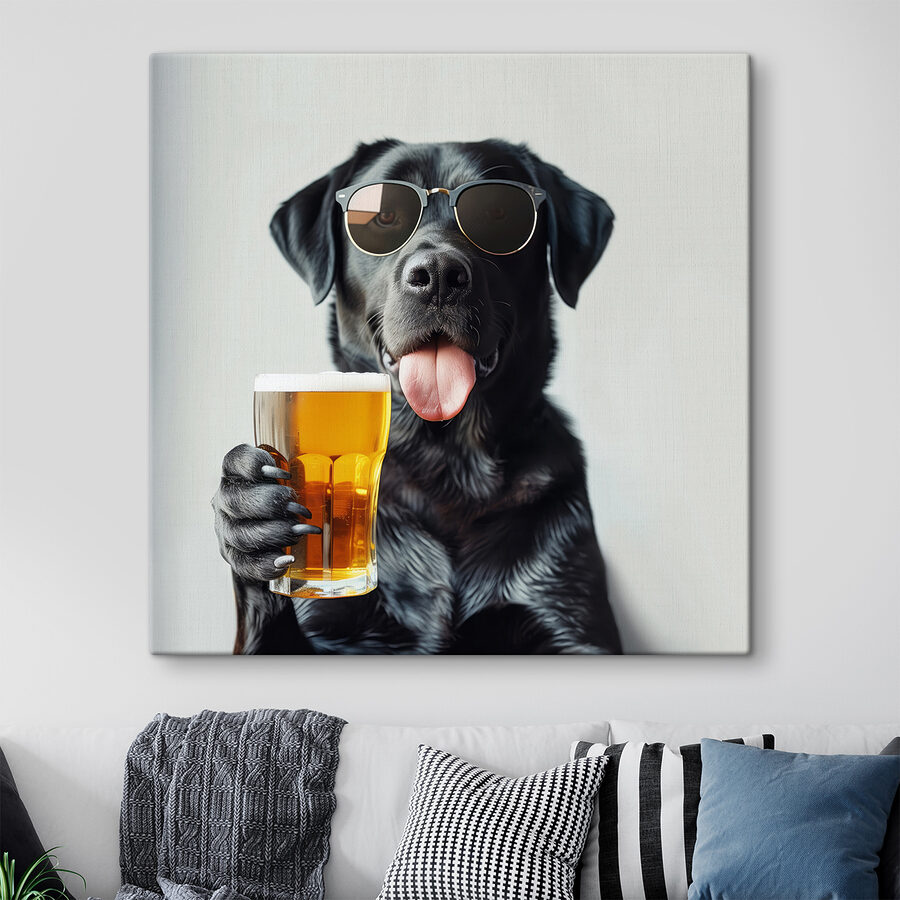 Hond met zonnebril en glas bier in de hand