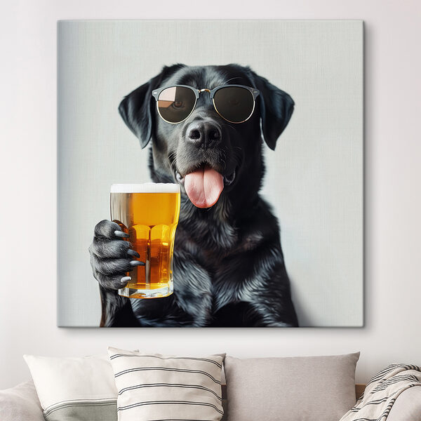 Hond met zonnebril en glas bier in de hand Hond met zonnebril en glas bier in de hand