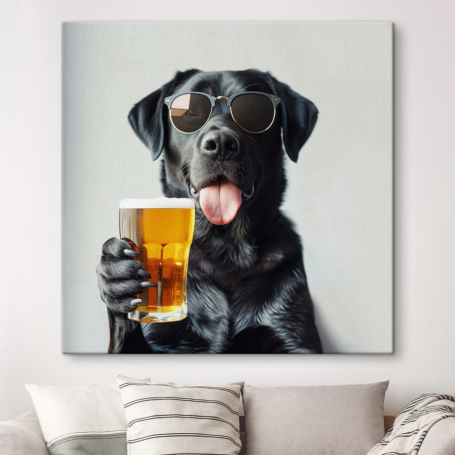 Hond met zonnebril en glas bier in de hand