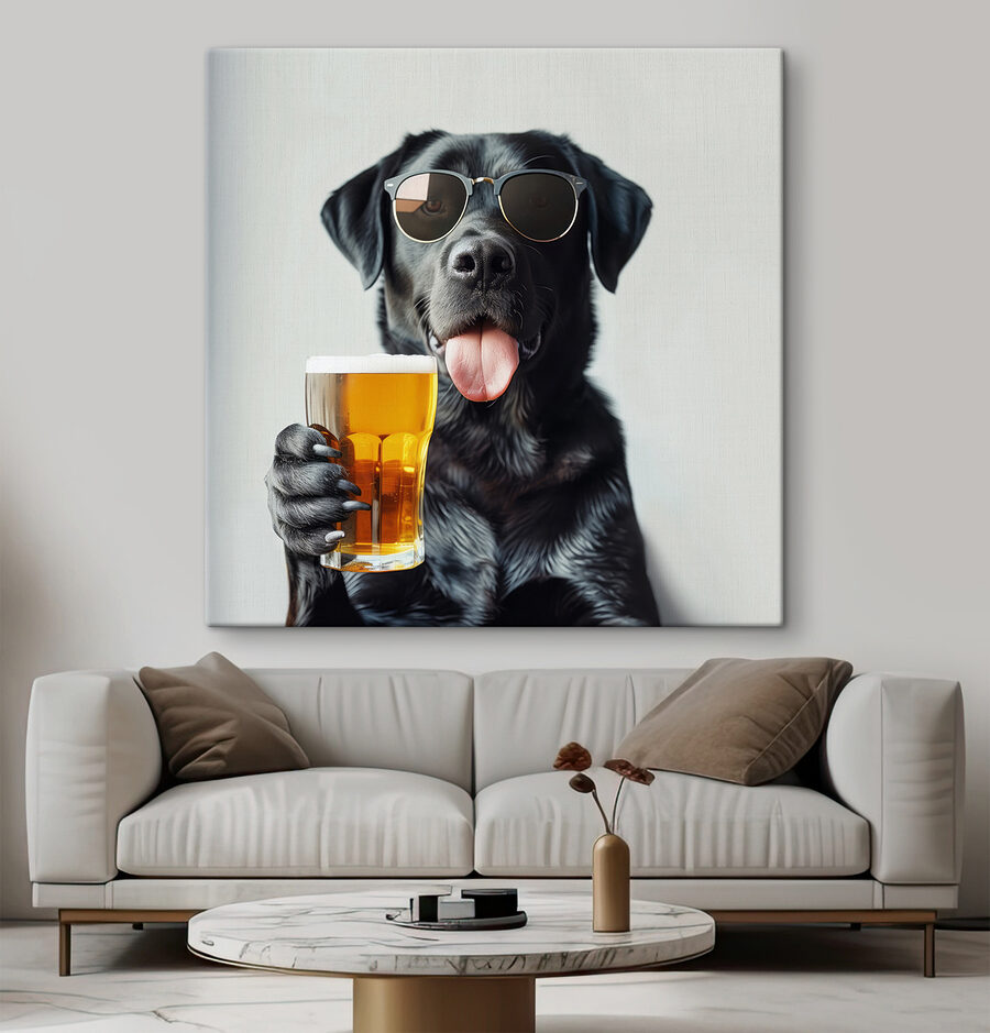 Hond met zonnebril en glas bier in de hand