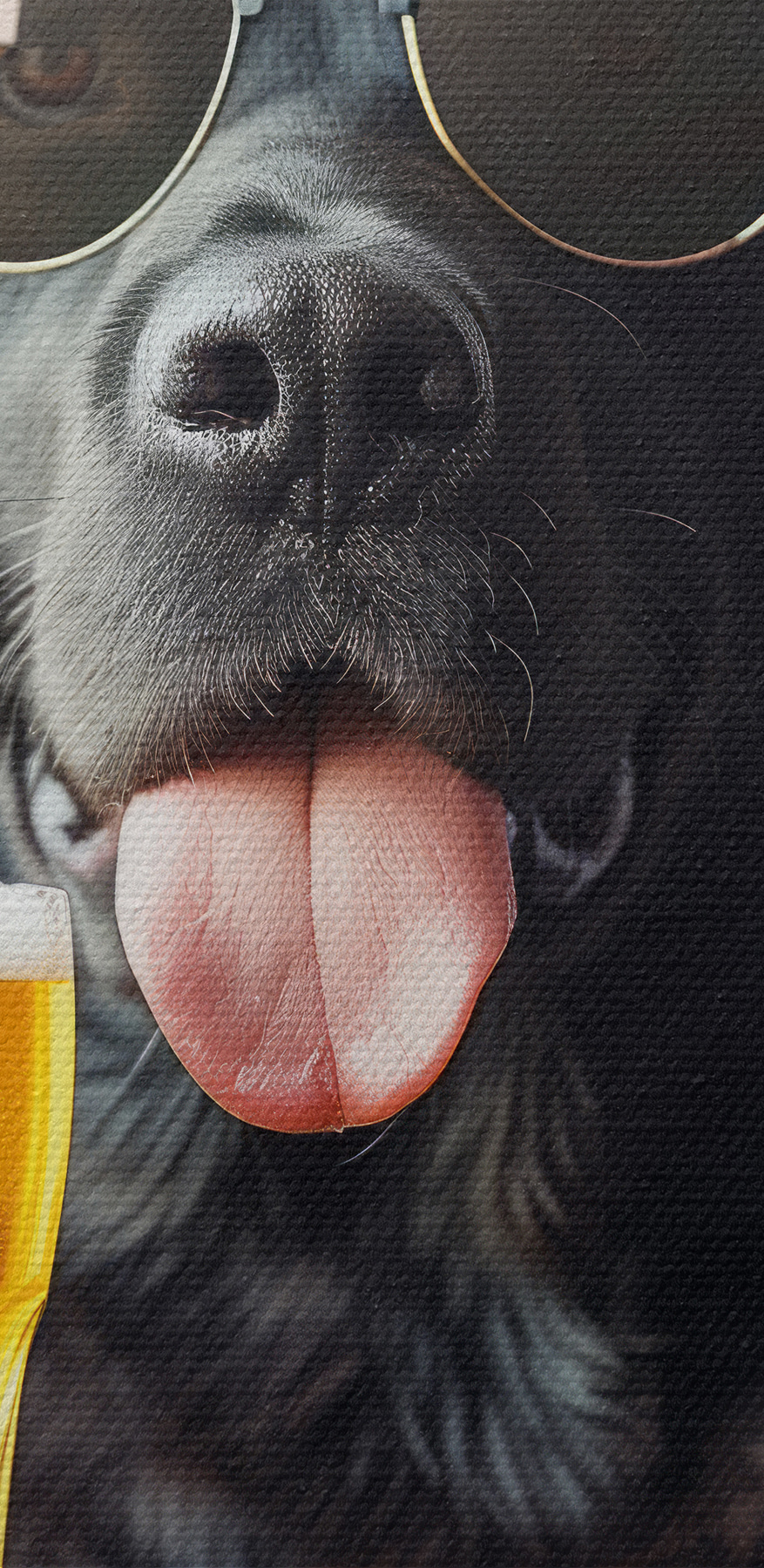 Hond met zonnebril en glas bier in de hand