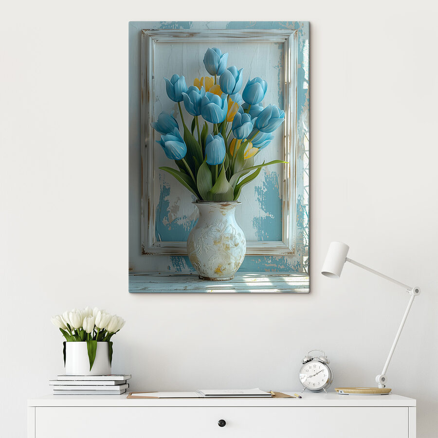 Vaas met blauwe en gele tulpen
