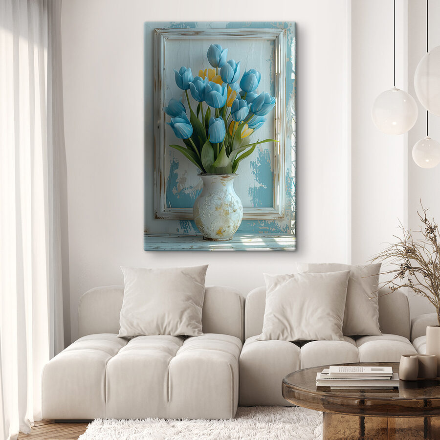 Vaas met blauwe en gele tulpen