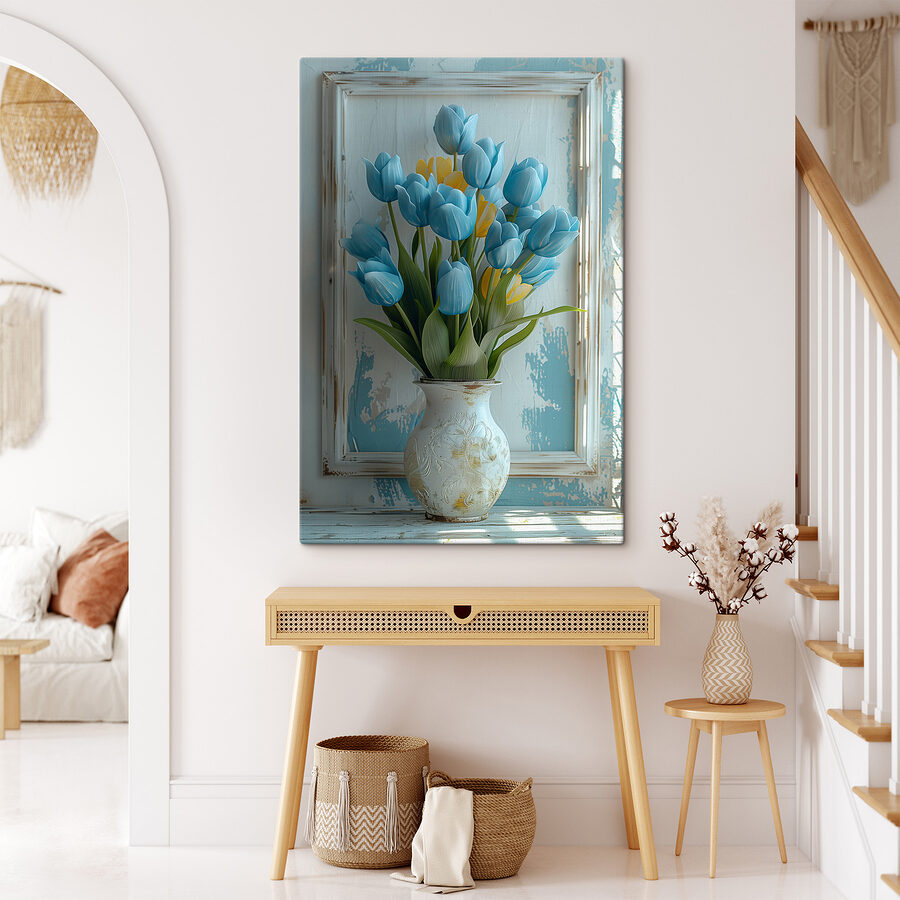 Vaas met blauwe en gele tulpen