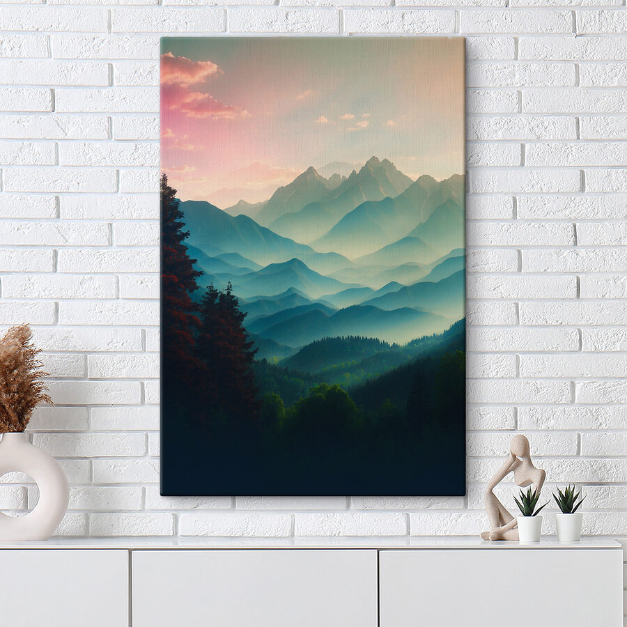 Bergketen met bomen en wolken