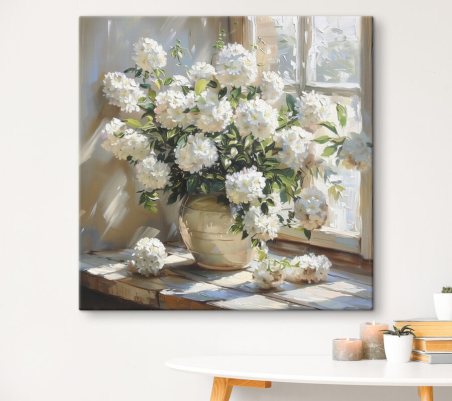 Vaas met witte bloemen voor een raam Vaas met witte bloemen voor een raam