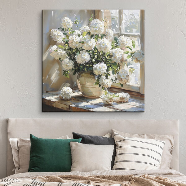 Vaas met witte bloemen voor een raam Vaas met witte bloemen voor een raam