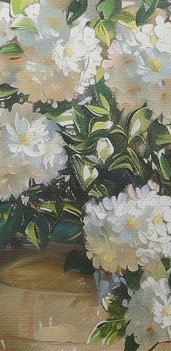 Vaas met witte bloemen voor een raam Vaas met witte bloemen voor een raam