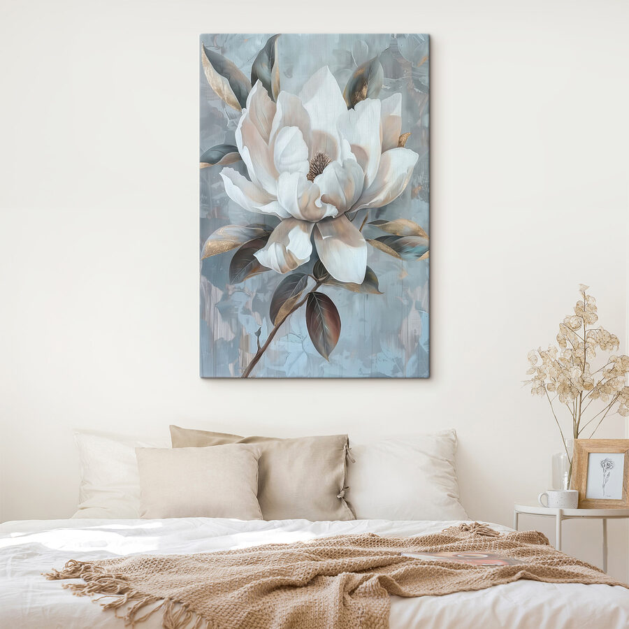 Witte bloem met bruine bladeren