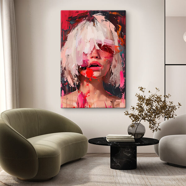 Vrouw met wit haar en roze verf Vrouw met wit haar en roze verf