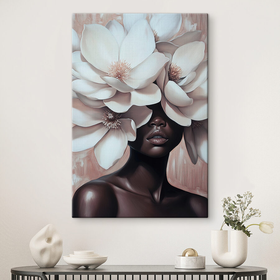 Vrouw met bloemen in haar haar