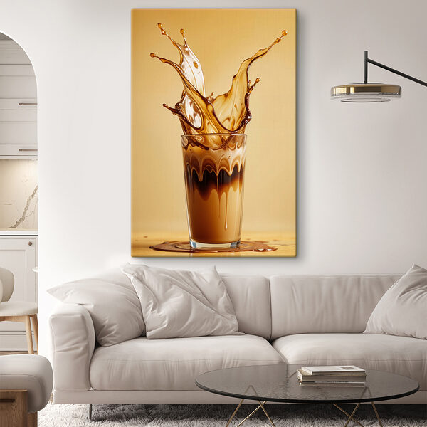 Glas vloeistof met bruine vloeistof die eruit spat Glas vloeistof met bruine vloeistof die eruit spat