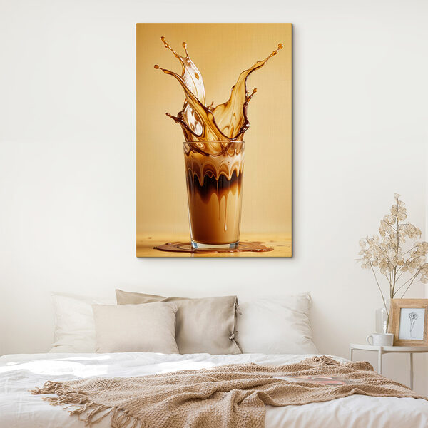 Glas vloeistof met bruine vloeistof die eruit spat Glas vloeistof met bruine vloeistof die eruit spat