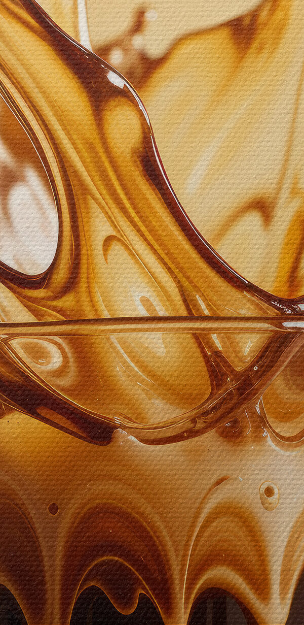 Glas vloeistof met bruine vloeistof die eruit spat Glas vloeistof met bruine vloeistof die eruit spat