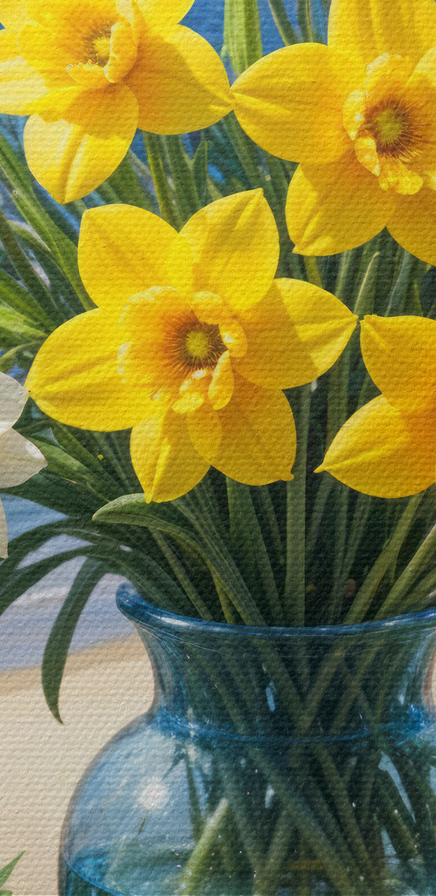 Vaas met gele en witte bloemen op een vensterbank