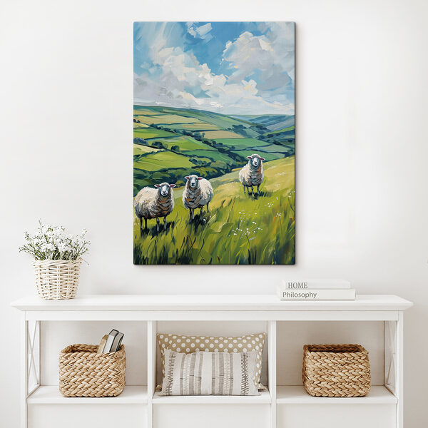 Groep schapen op een met gras begroeide heuvel Groep schapen op een met gras begroeide heuvel