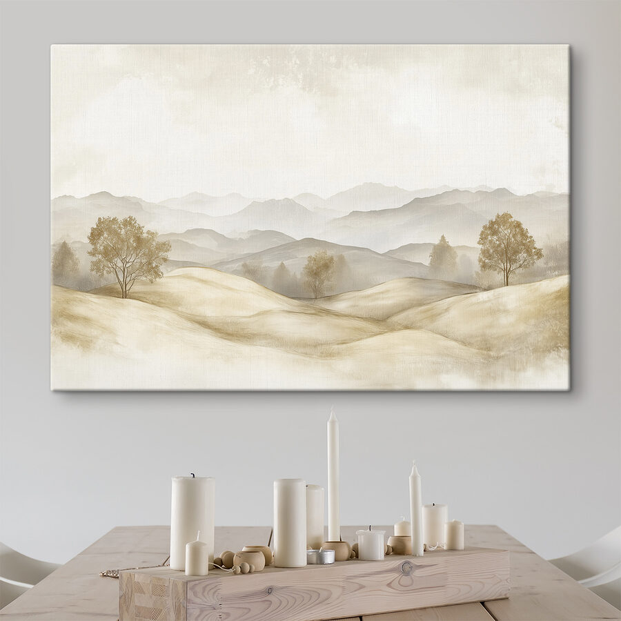 Landschap van heuvels met bomen en bergen op de achtergrond