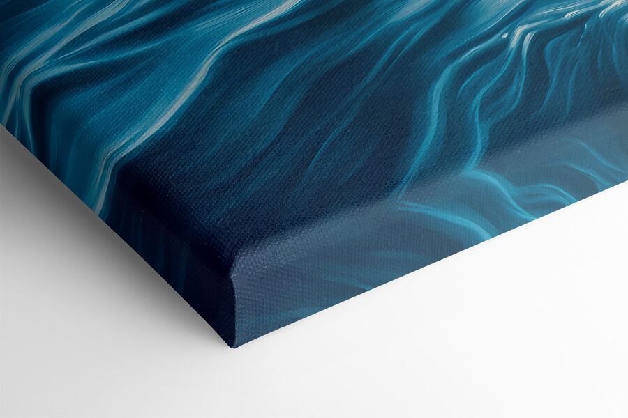 Blauwe oceaan met wolken in de lucht