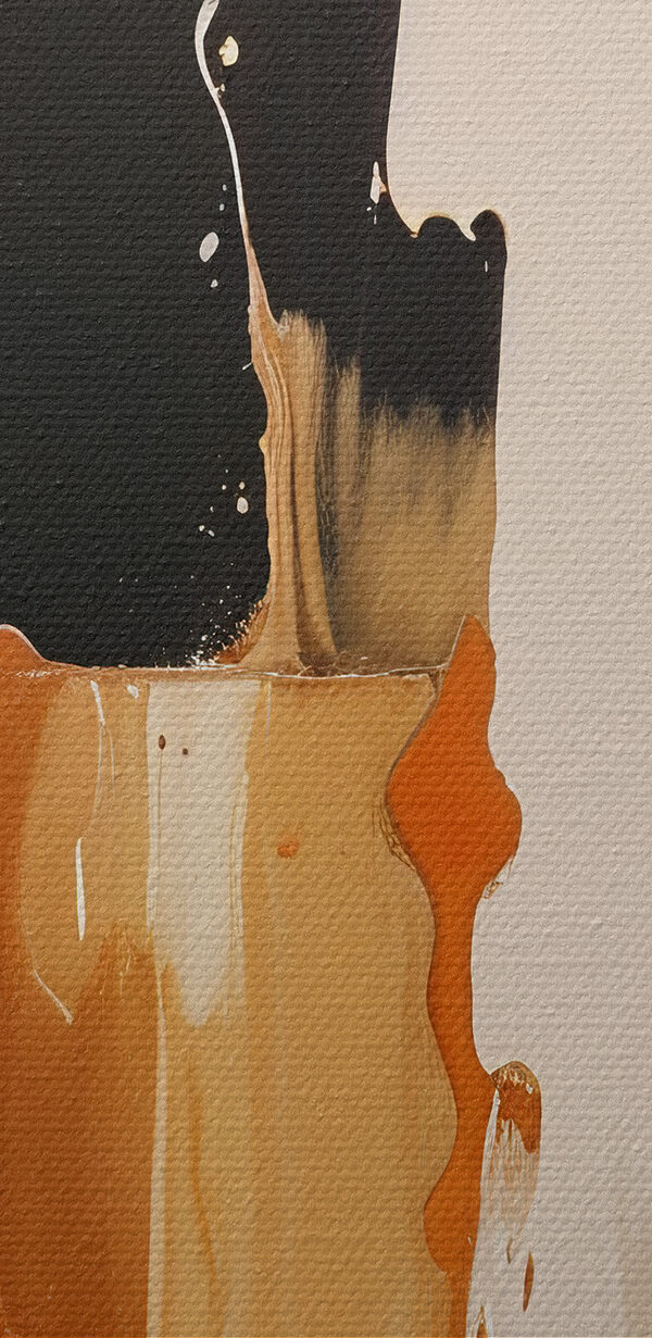 Witte en oranje verf druipend op een zwart oppervlak Witte en oranje verf druipend op een zwart oppervlak