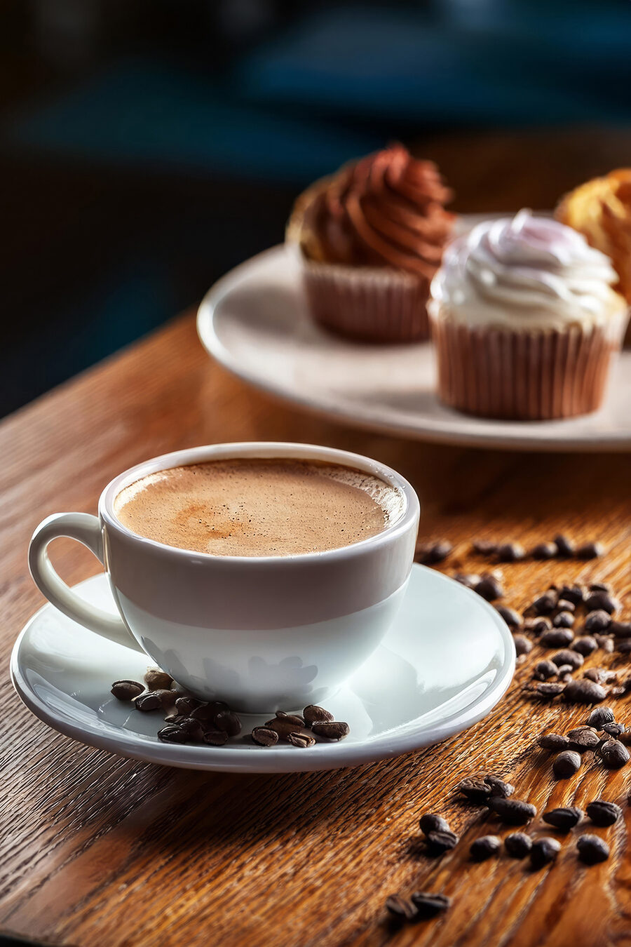 Kopje koffie en cupcakes op een tafel