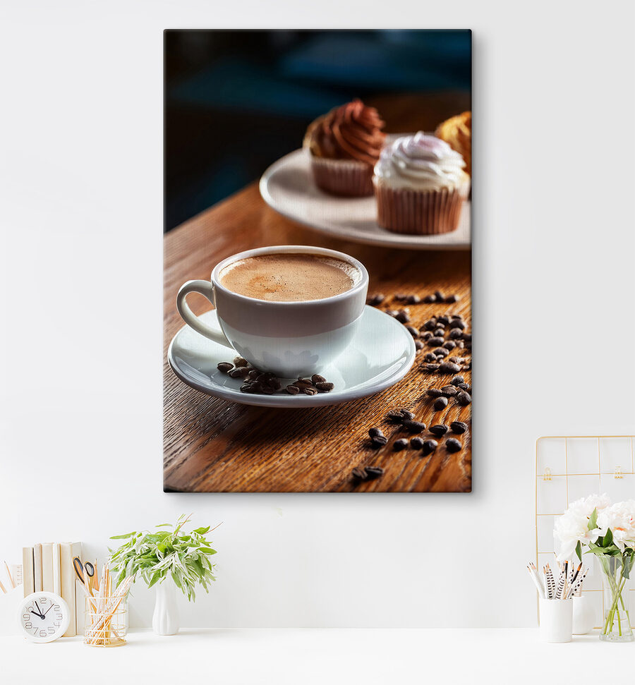 Kopje koffie en cupcakes op een tafel