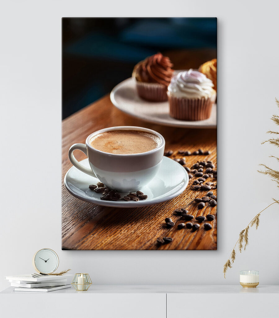 Kopje koffie en cupcakes op een tafel