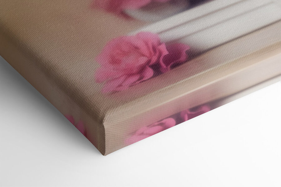 Vaas met bloemen op een plank