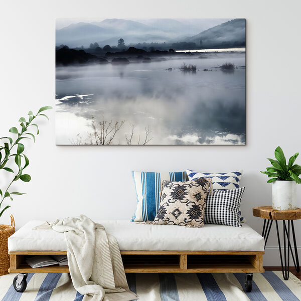 Mistig landschap met bergen en water Mistig landschap met bergen en water