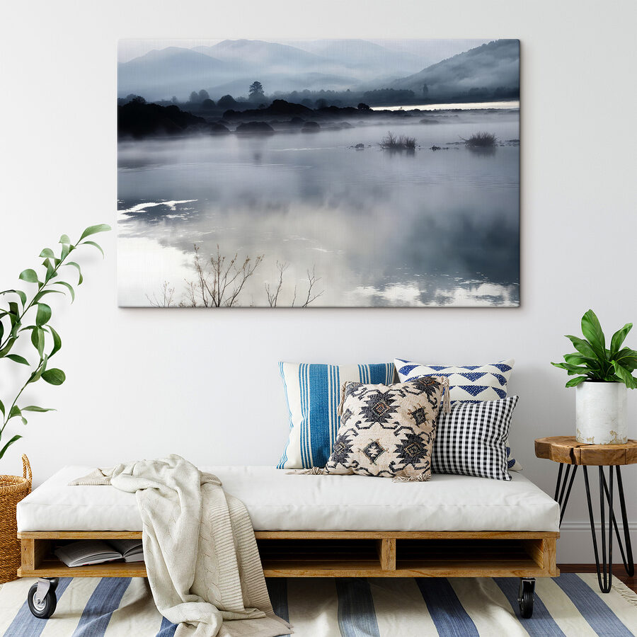 Mistig landschap met bergen en water