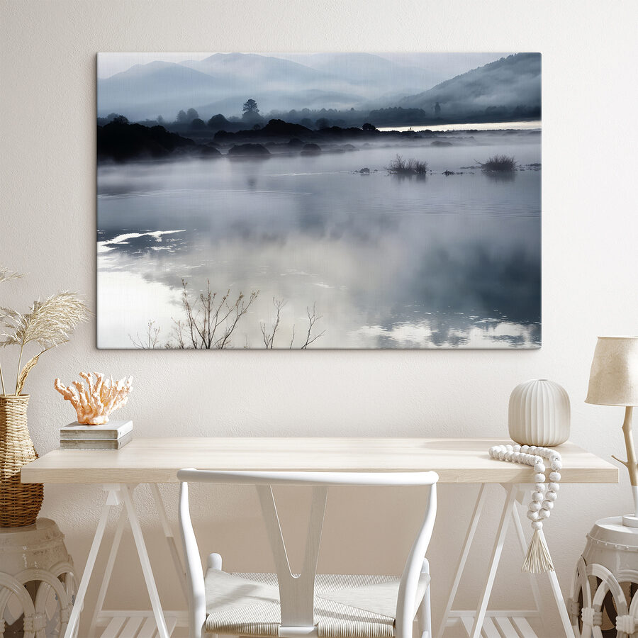 Mistig landschap met bergen en water