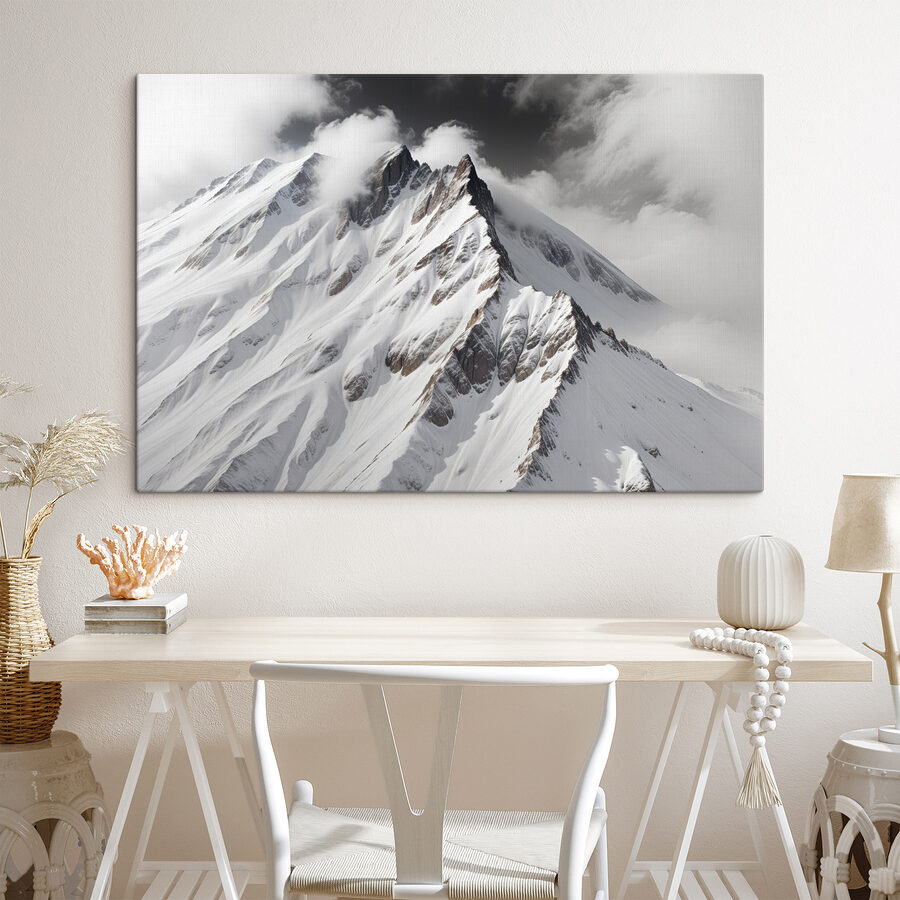Berg met sneeuw en wolken