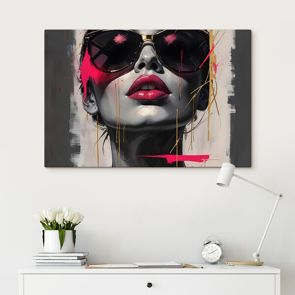Vrouw met zonnebril en rode lippenstift Vrouw met zonnebril en rode lippenstift