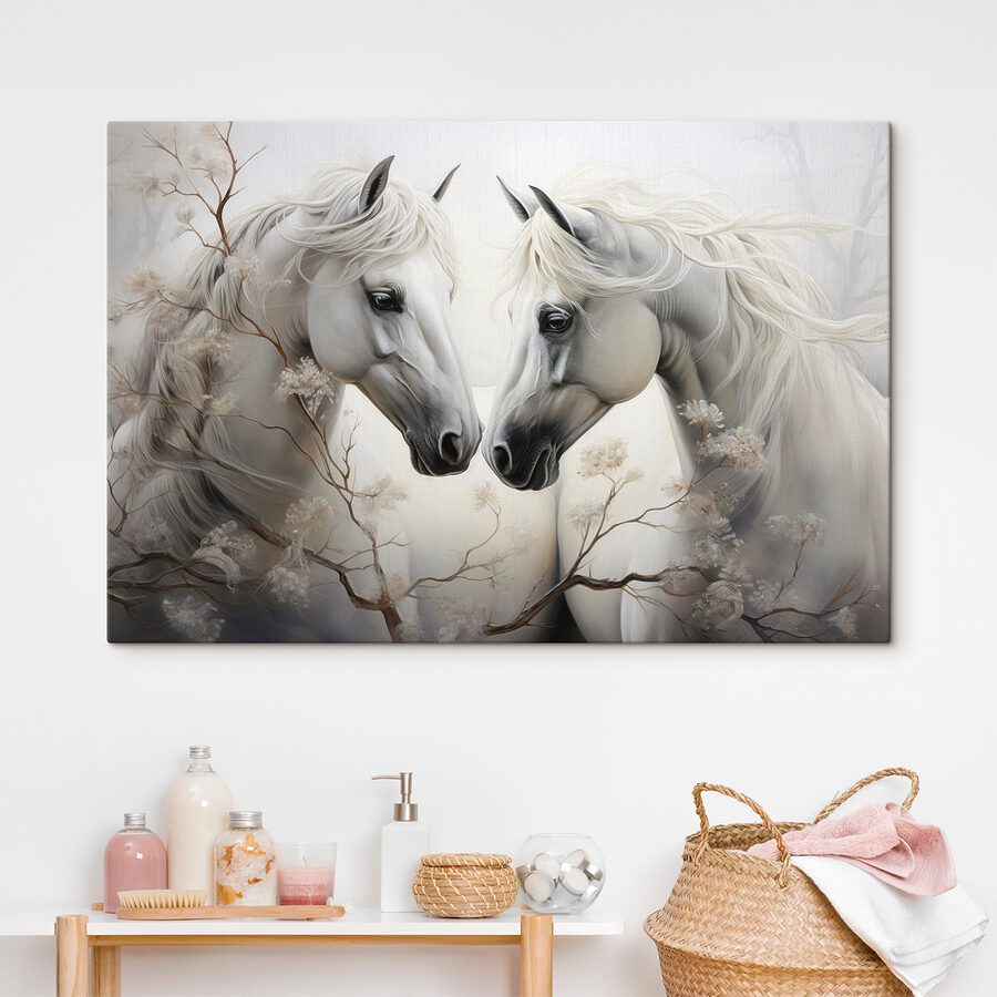 Twee witte paarden met lange manen