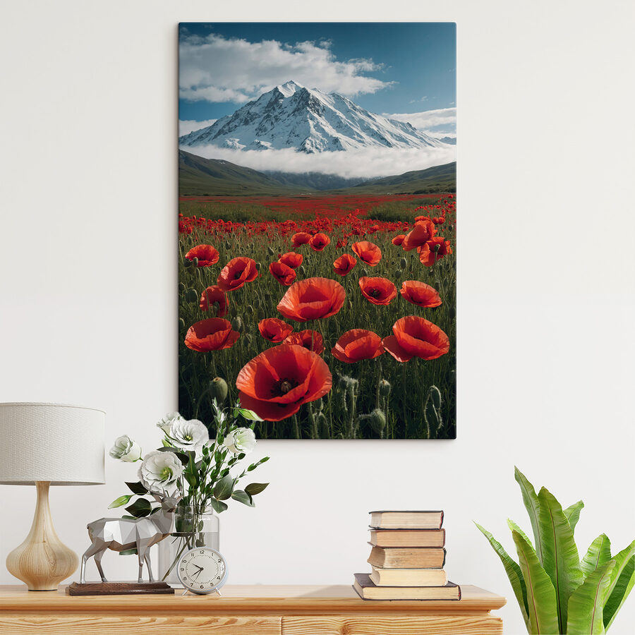 Veld met rode bloemen met een berg op de achtergrond