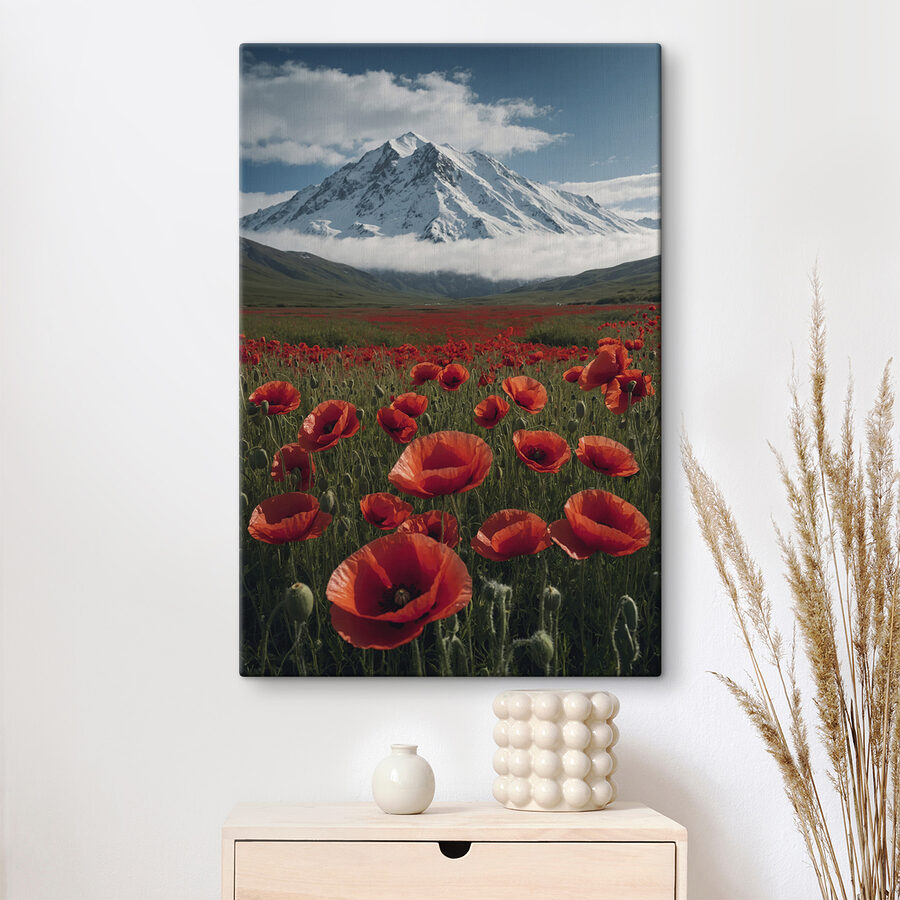 Veld met rode bloemen met een berg op de achtergrond