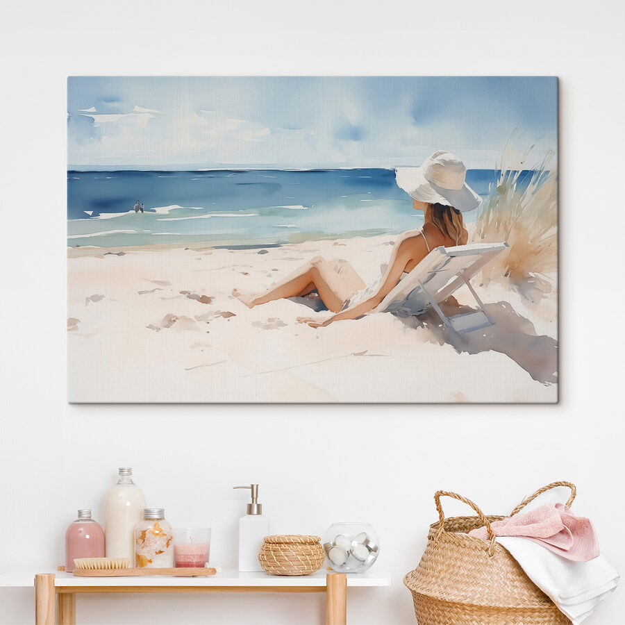 Vrouw zittend in een stoel op een strand