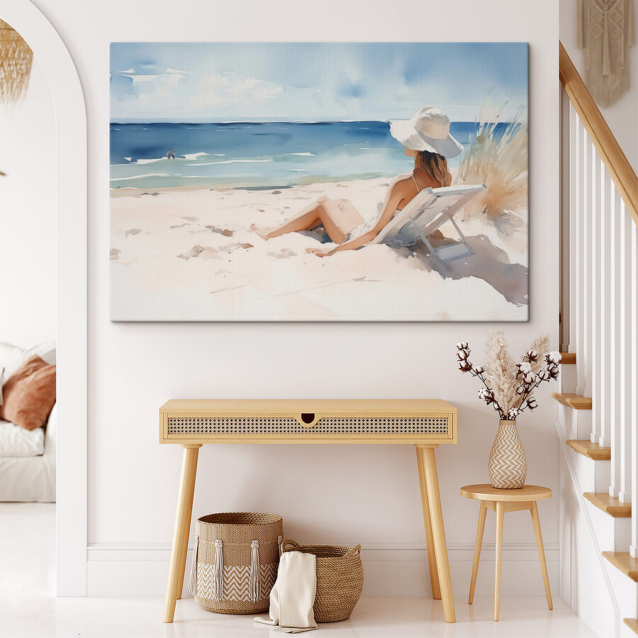 Vrouw zittend in een stoel op een strand