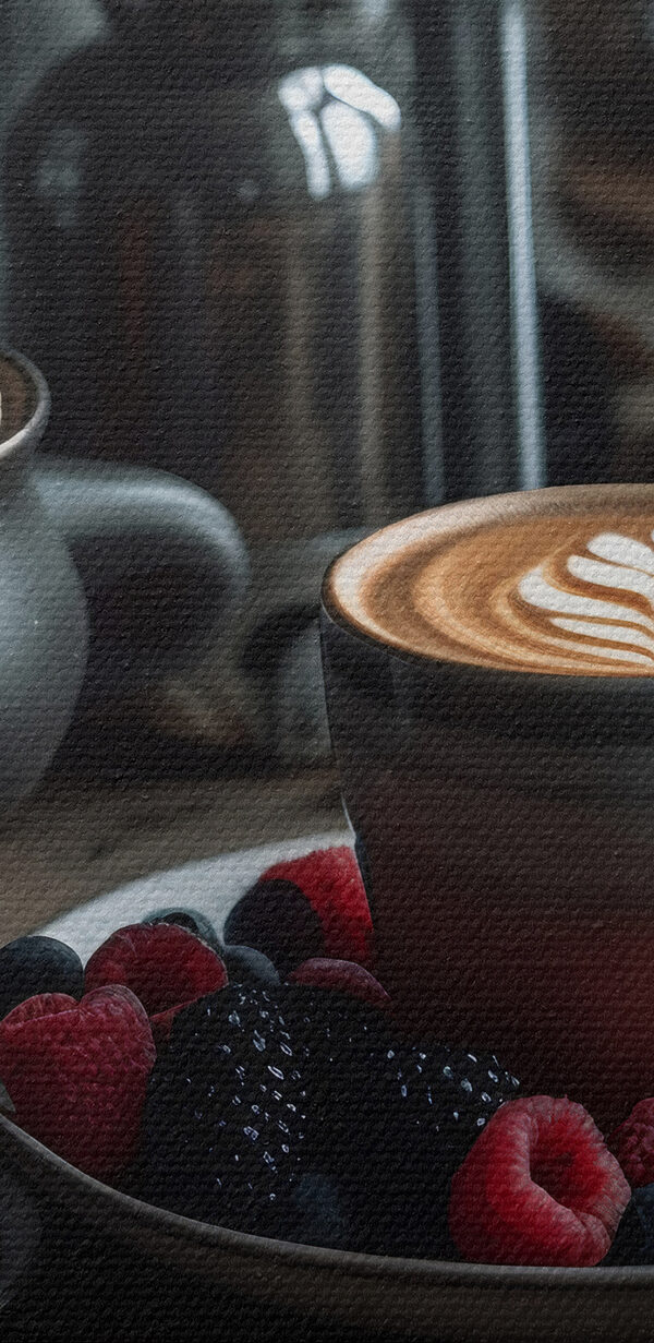 Kopje koffie met latte art op een bord met fruit en ontbijtgranen Kopje koffie met latte art op een bord met fruit en ontbijtgranen