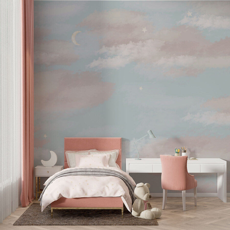 Blauwe lucht met wolken en een maansikkel