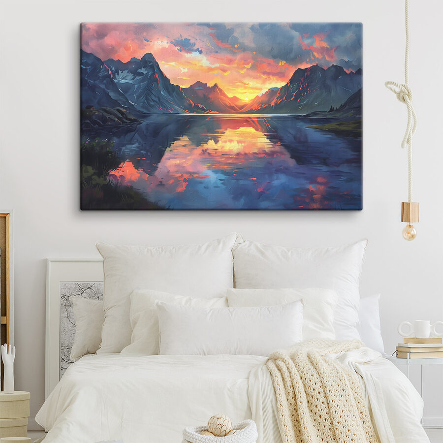 Bergketen met een meer en zonsondergang