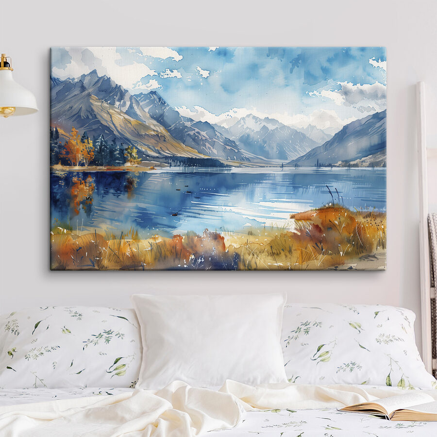 Aquarel schilderij van een meer omgeven door bergen en wolken