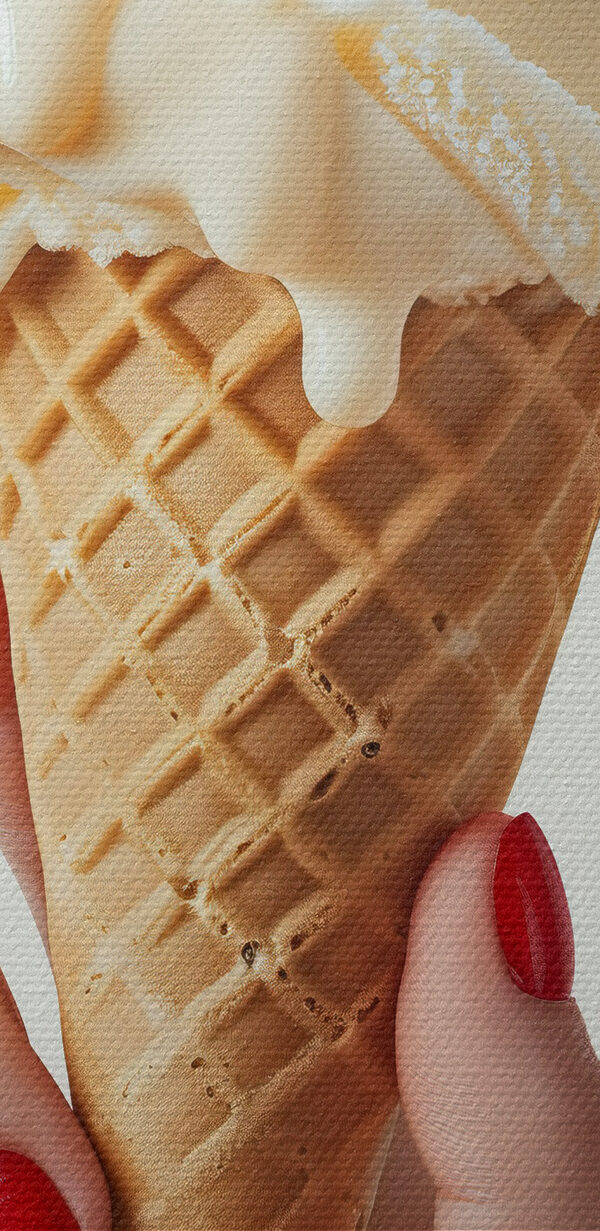Hand met een ijshoorntje met een kers erop Hand met een ijshoorntje met een kers erop